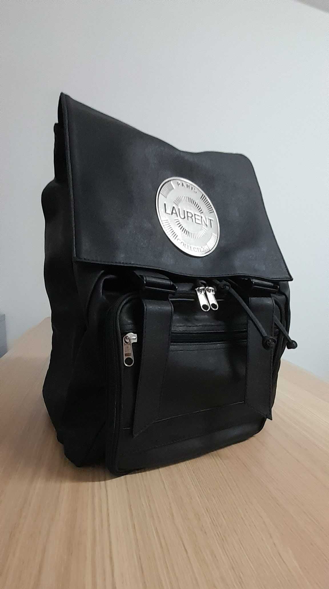 Mochila em pele de côr  preta
