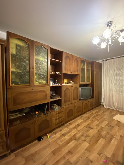 Меблева стінка у вітальню