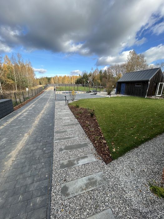 Ukladanie kostki brukowej, trawa z rolki nawadnianie