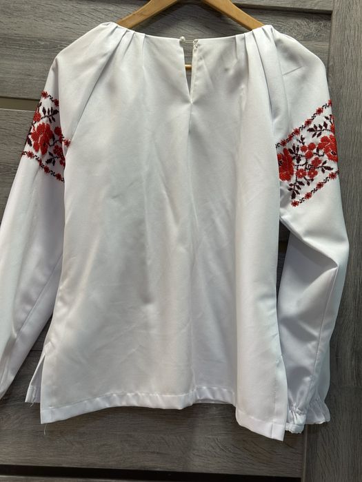 Вишиванка жіноча ручної роботи вишита бісером. Розмір S-M.