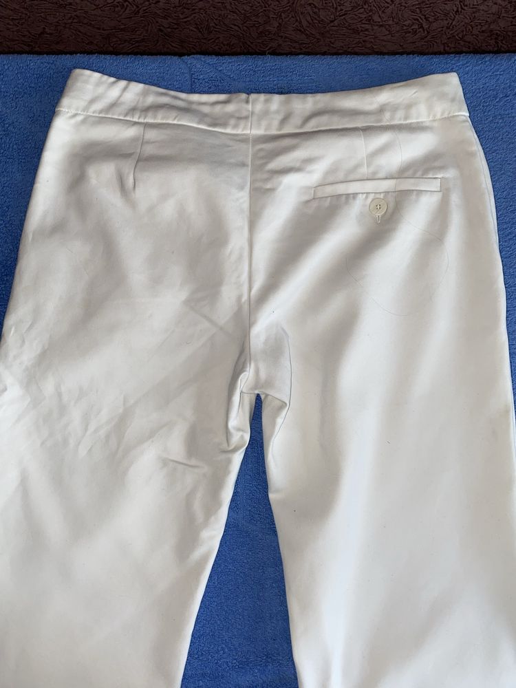 Белые брюки mango