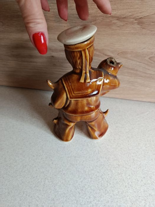 Figurka marynarza z butelką rumu