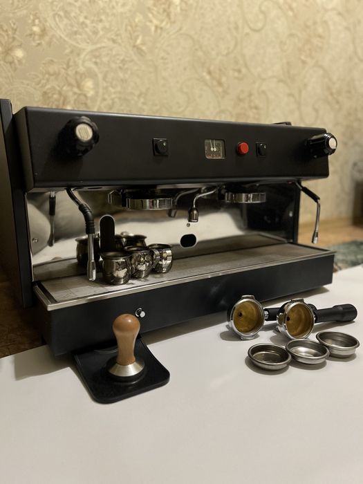 Професійна кавомашина , в подарунок кавомолка