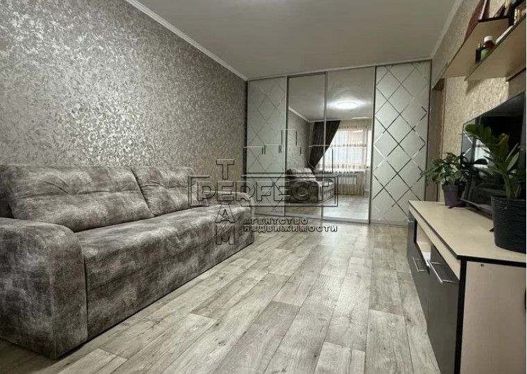 Продаж 2к кв. Григоровича-Барського 3 / Григоровича-Барского 3