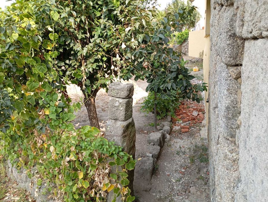 Linda moradia para recuperar a gosto, em pedra, com terreno.