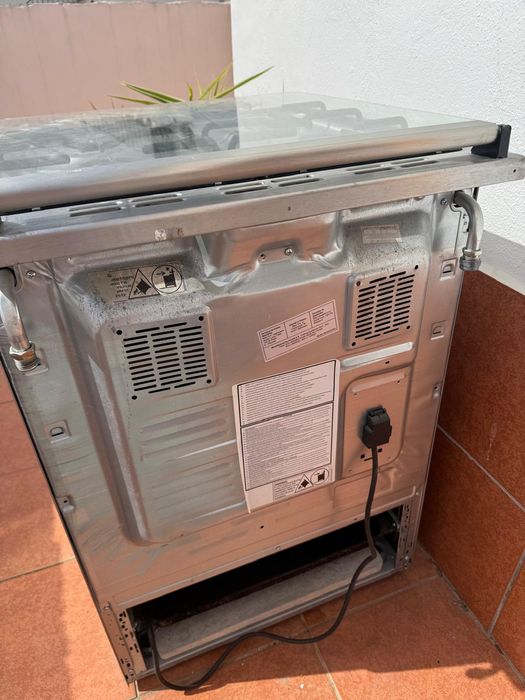 Fogão a gás com forno elétrico