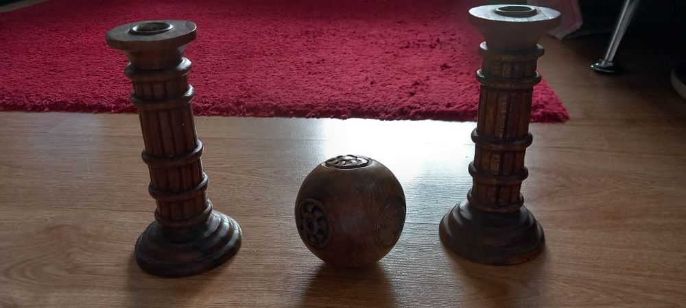 Castiçais de madeira e uma bola decoração