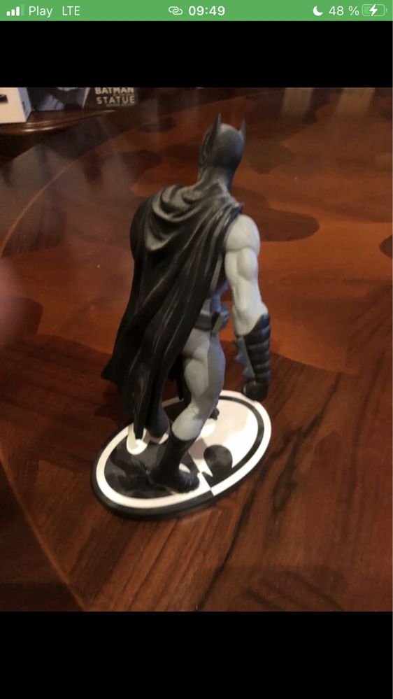 Batman Black and White Statue Gary Frank