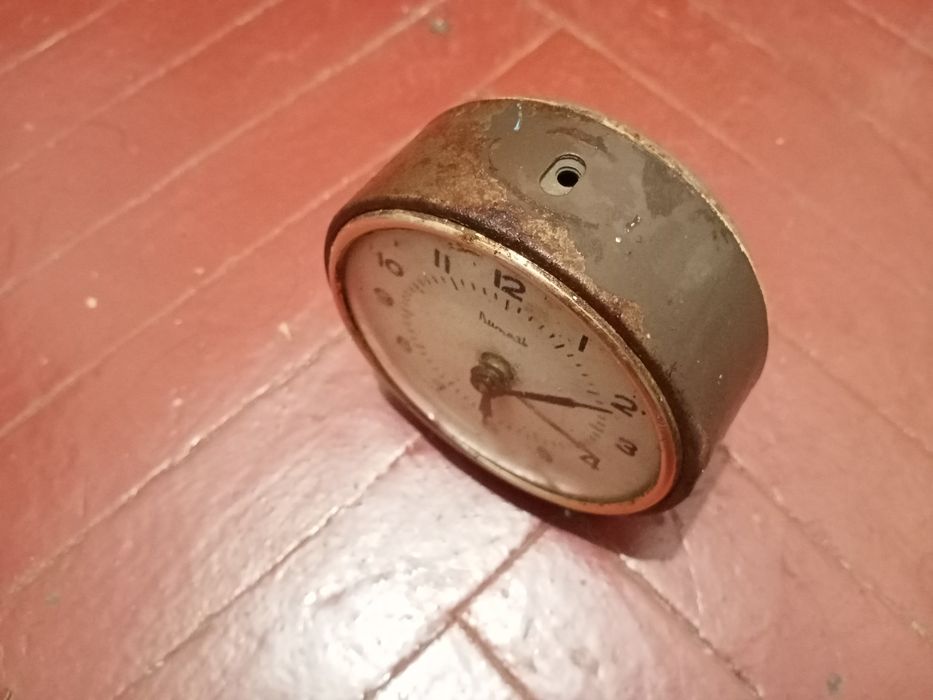 Продам настольные часы СССР, настольный будильник "Витязь".