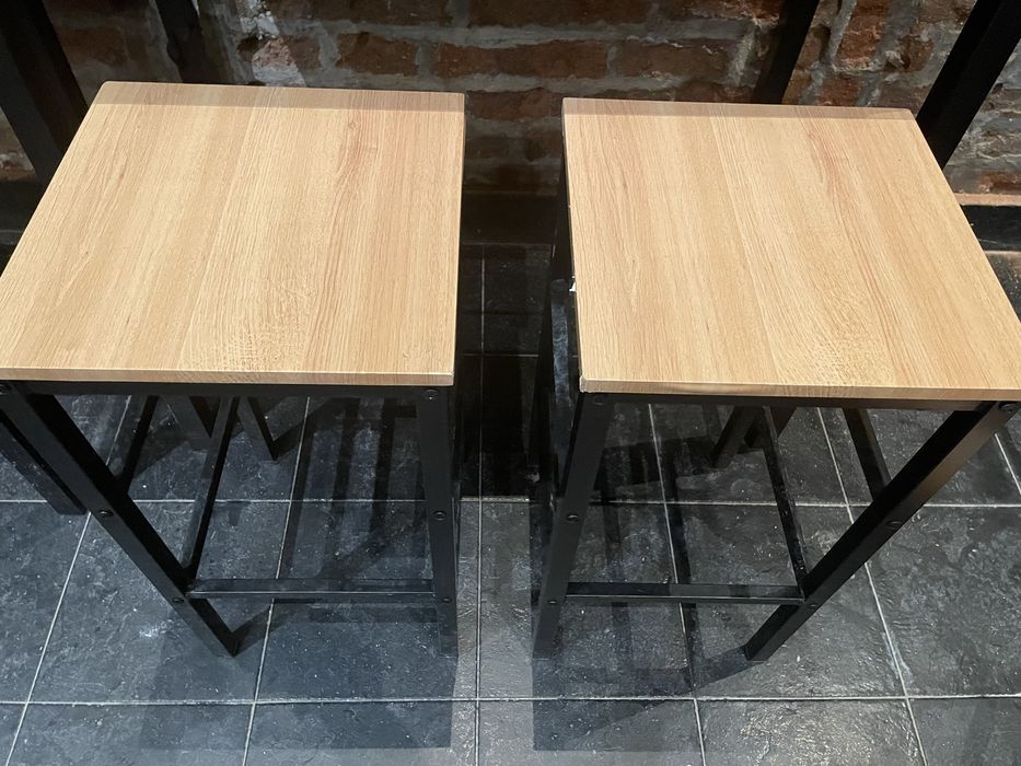 Mesa alta + bancos – estilo industrial