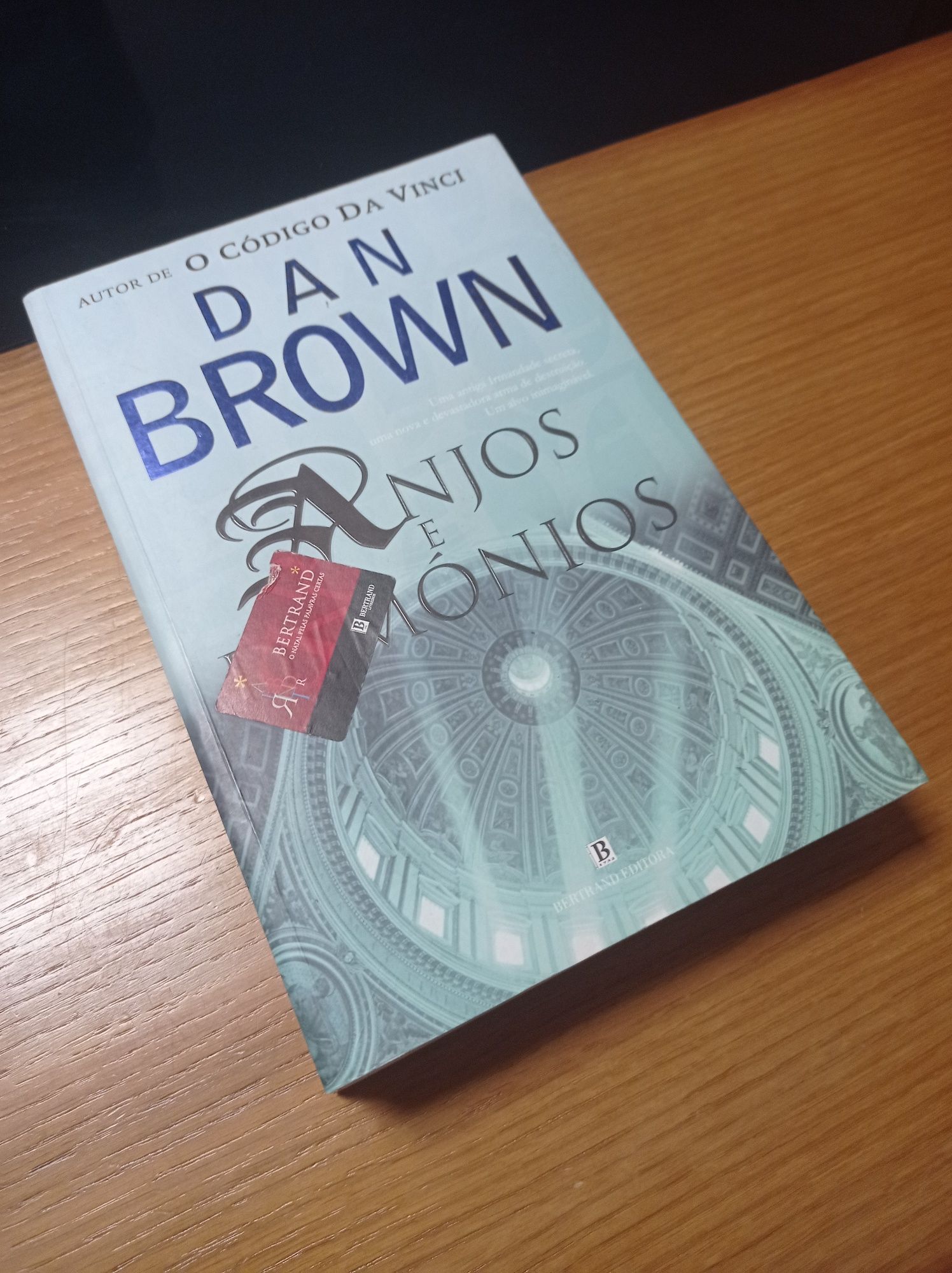 Livro Anjos e Demónio de Dan Brown