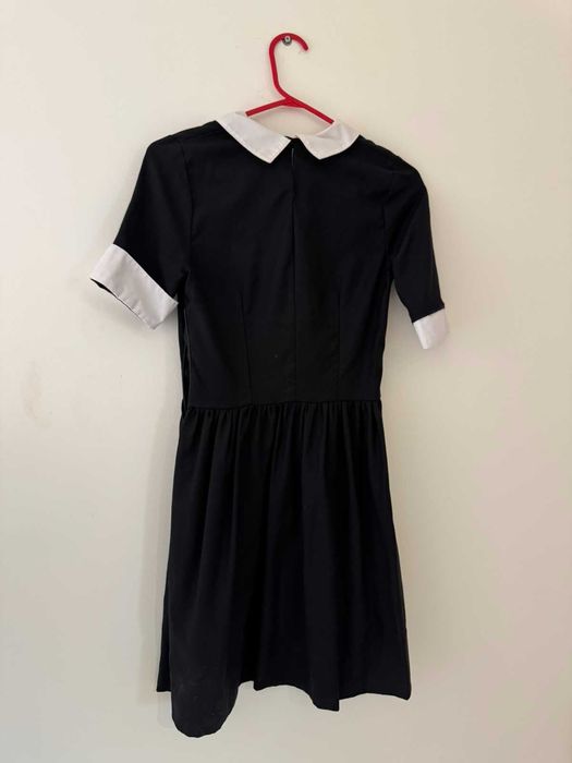 Сукня чорна з білим коміром для випускників школи