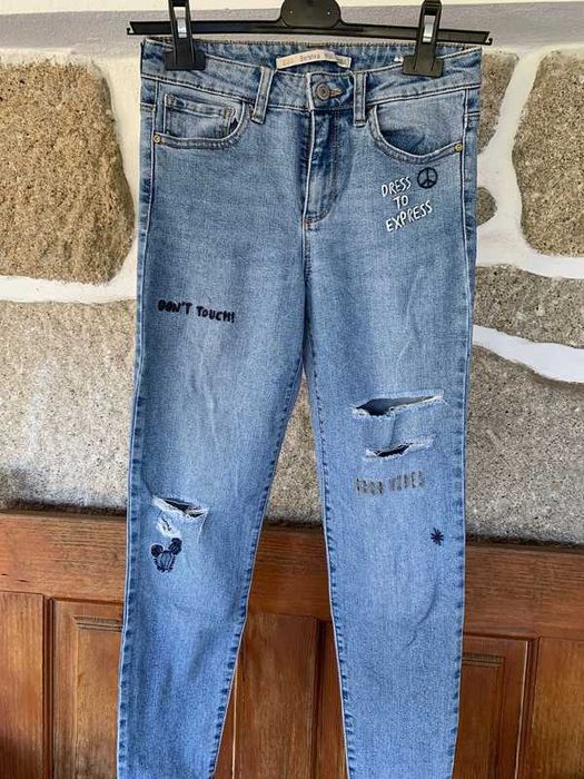 Calças de ganga rasgadas lavagem média com desenhos Bershka