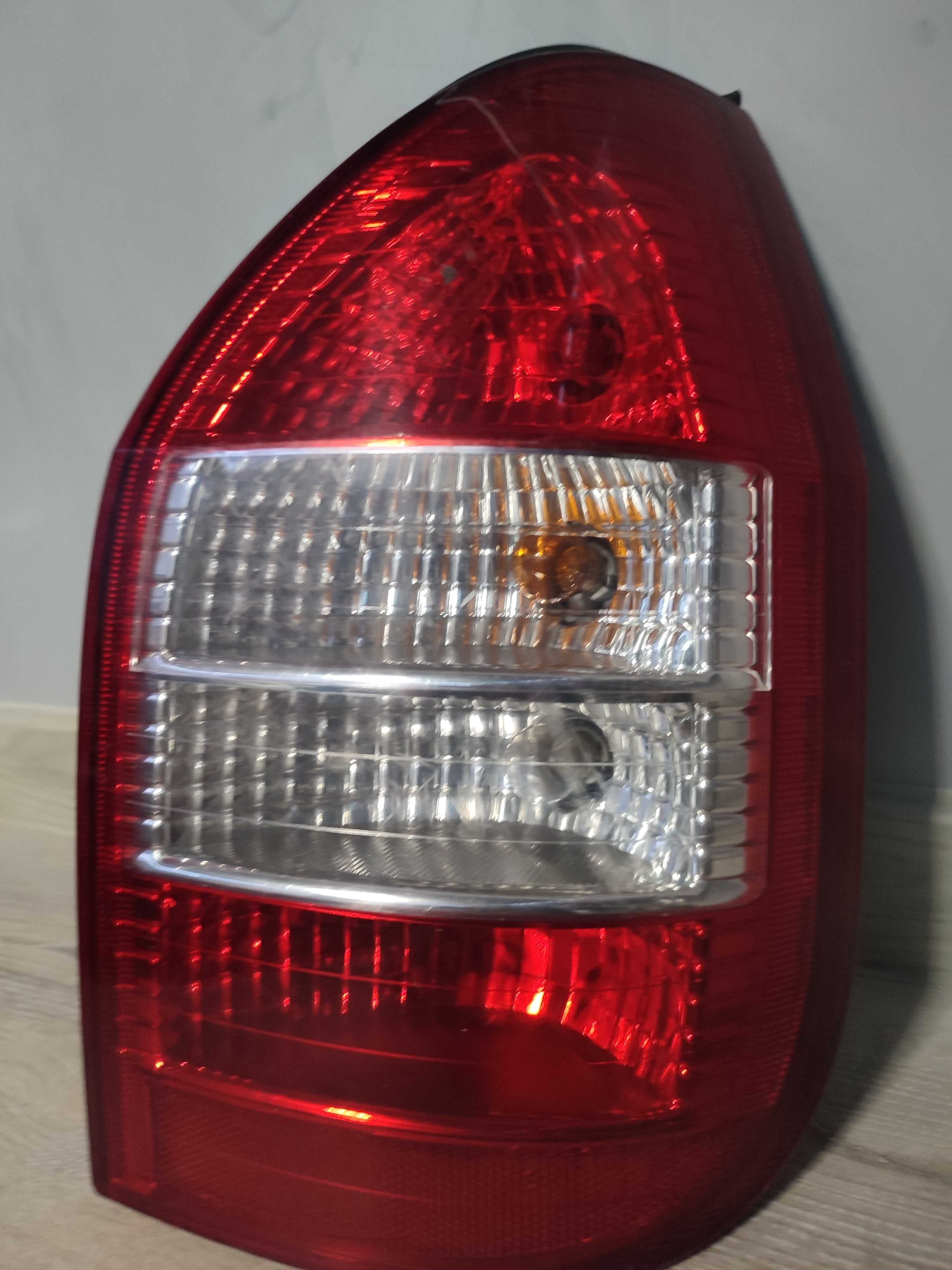 Lampa prawa tylna prawy tył Opel Zafila a