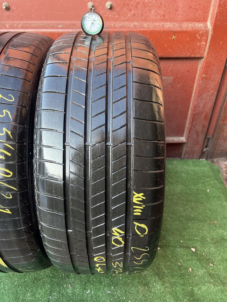 *Opona Bridgestone 255/40/21 para