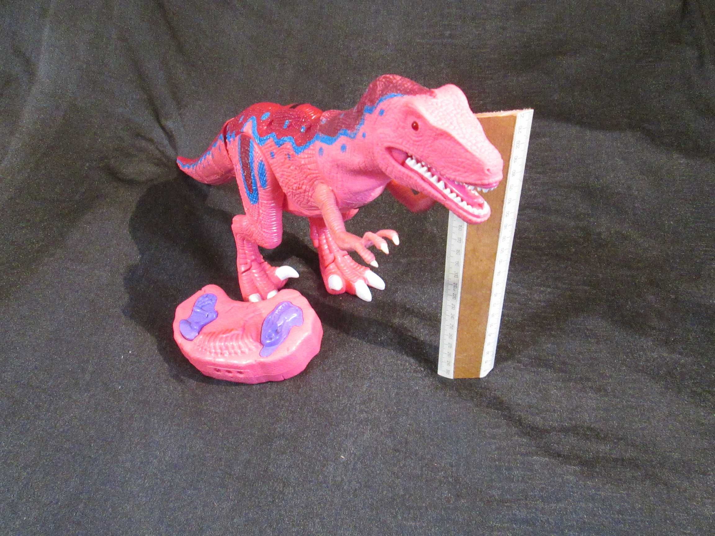 продаётся недорого игрушка динозавр новый на пульте