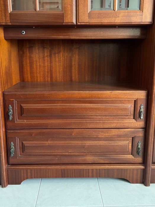 Móvel de sala com cristaleira