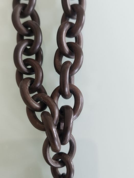 Lindo colar vitoriano com porta-retratos em guta-percha.