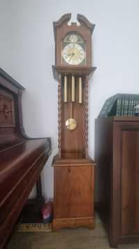 Piekny zegar do salonu rezerwacja