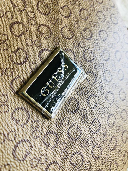 GUESS kosmetyczka bezowa lub ciemno szara