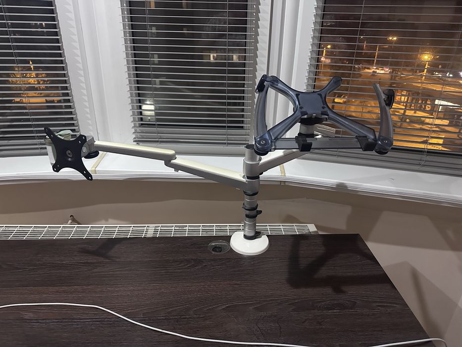 Кронштейн для монітора, з тримачем для ноутбука.