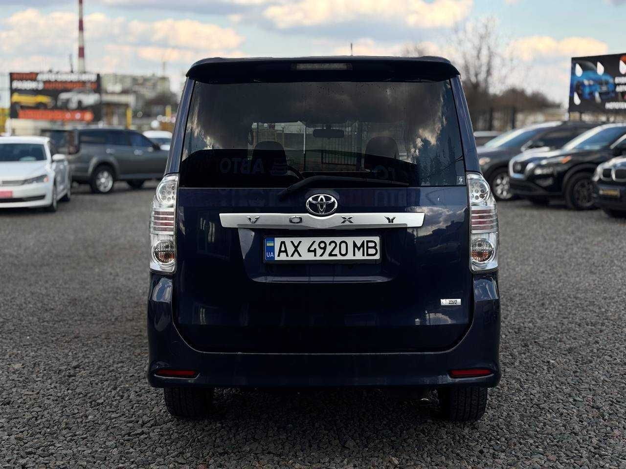 Toyota Voxy 2009 2.0 бензин автомат