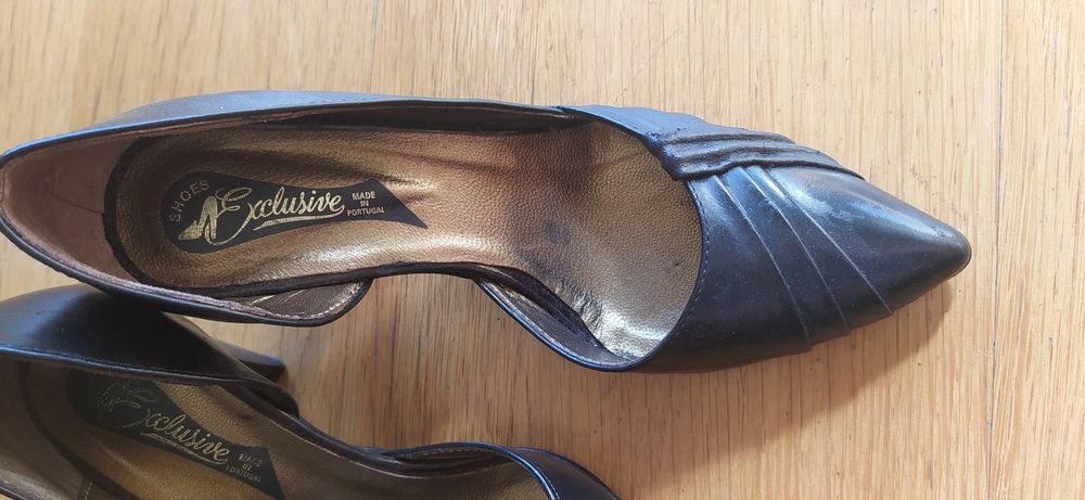 Sapatos em pele pretos e outros em Nobuk preto com  cinza