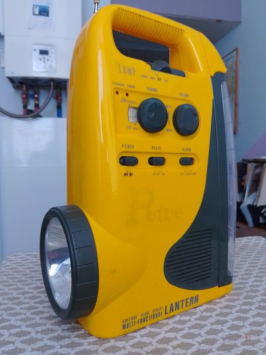 Радіо - Ліхтар. НОВИЙ акумулятор.!  Все працює.!  Купіть своїм батькам
