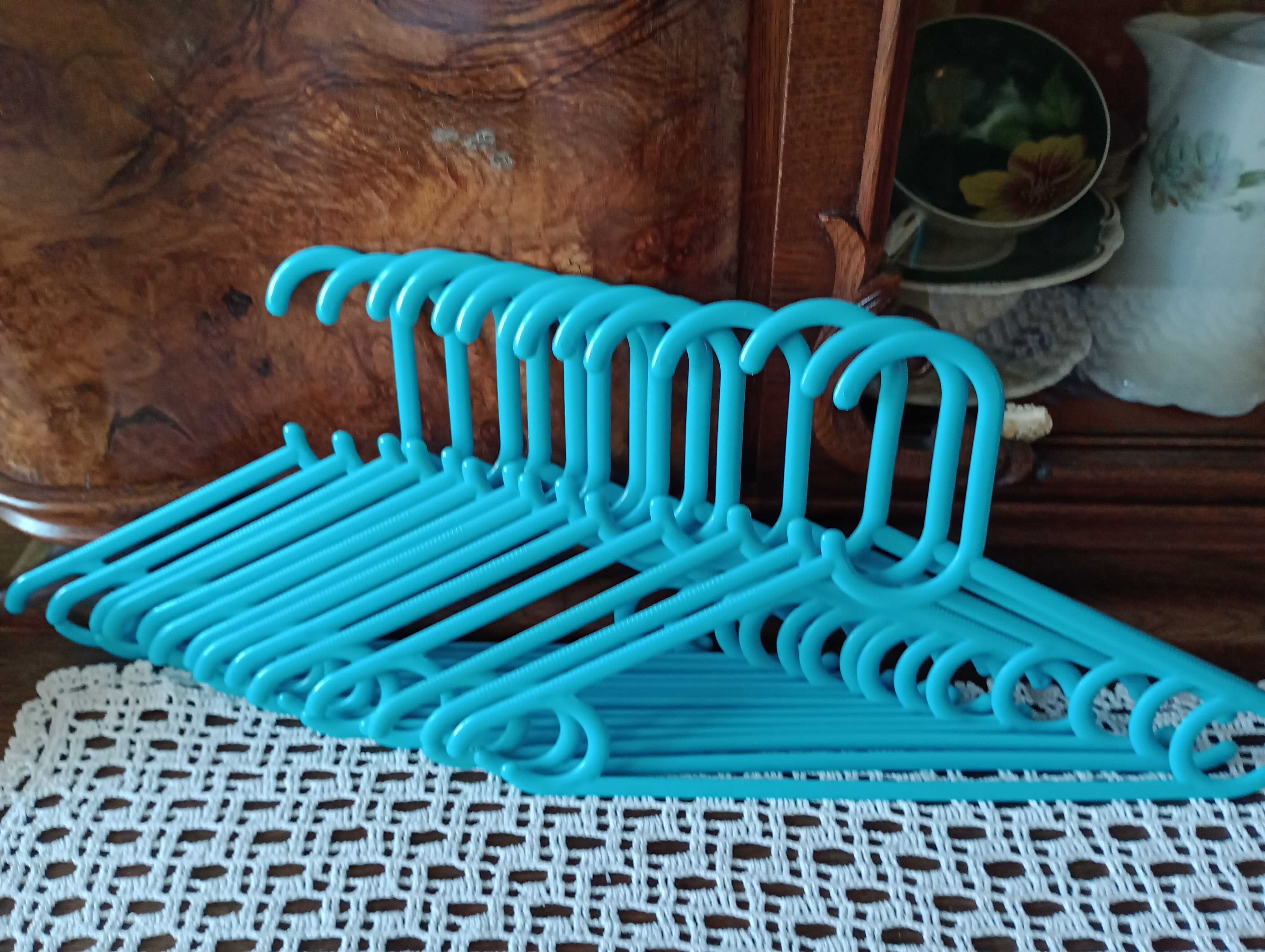 plastikowe wieszaki do dziecięcego pokoju - niebieskie i różowe , małe