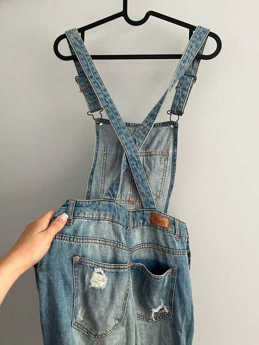 Jeansowe Ogrodniczki z dziurami / XS / Bershka