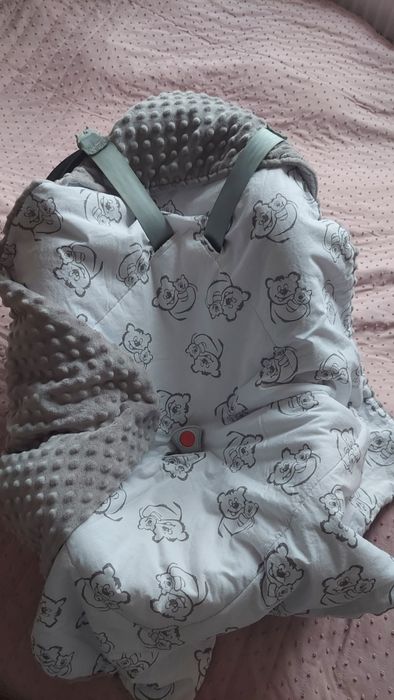 Otulacz z kapturem do fotelika do samochodowego