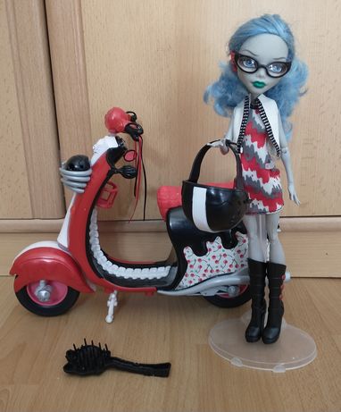 Lalka Monster High Ghoulia Yelps + skuter
