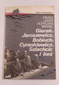 Przez lekko uchyloną bramę – Marek Zieleniewski