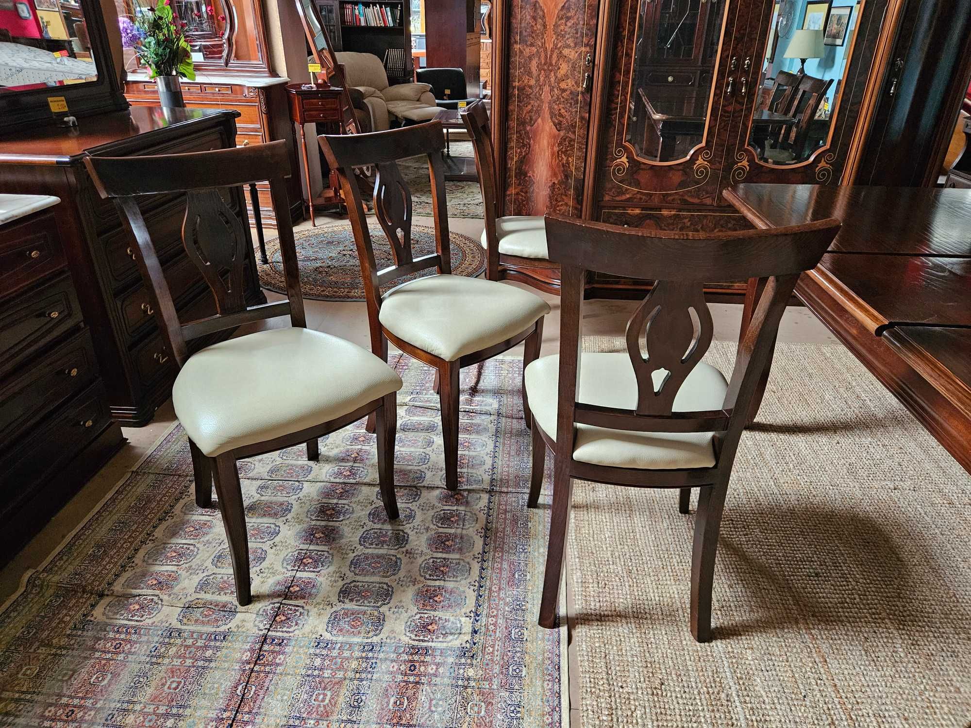 Cadeiras grandes de sala em madeira maciça e pele de