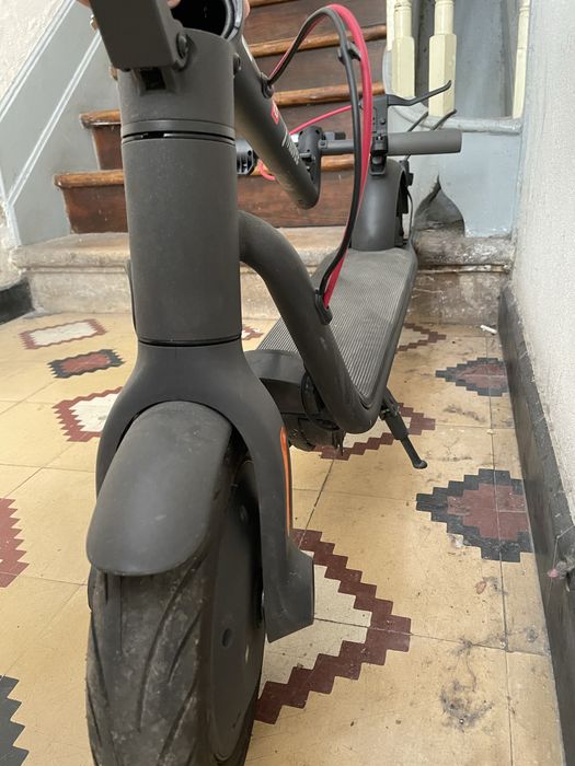 Trotinete Elétrica NAVEE V25 – Potência, Estilo e Mobilidade Urbana