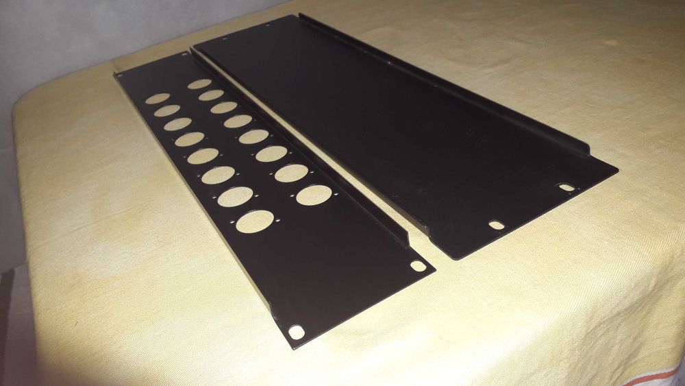 2 x Paineis de rack NOVOS