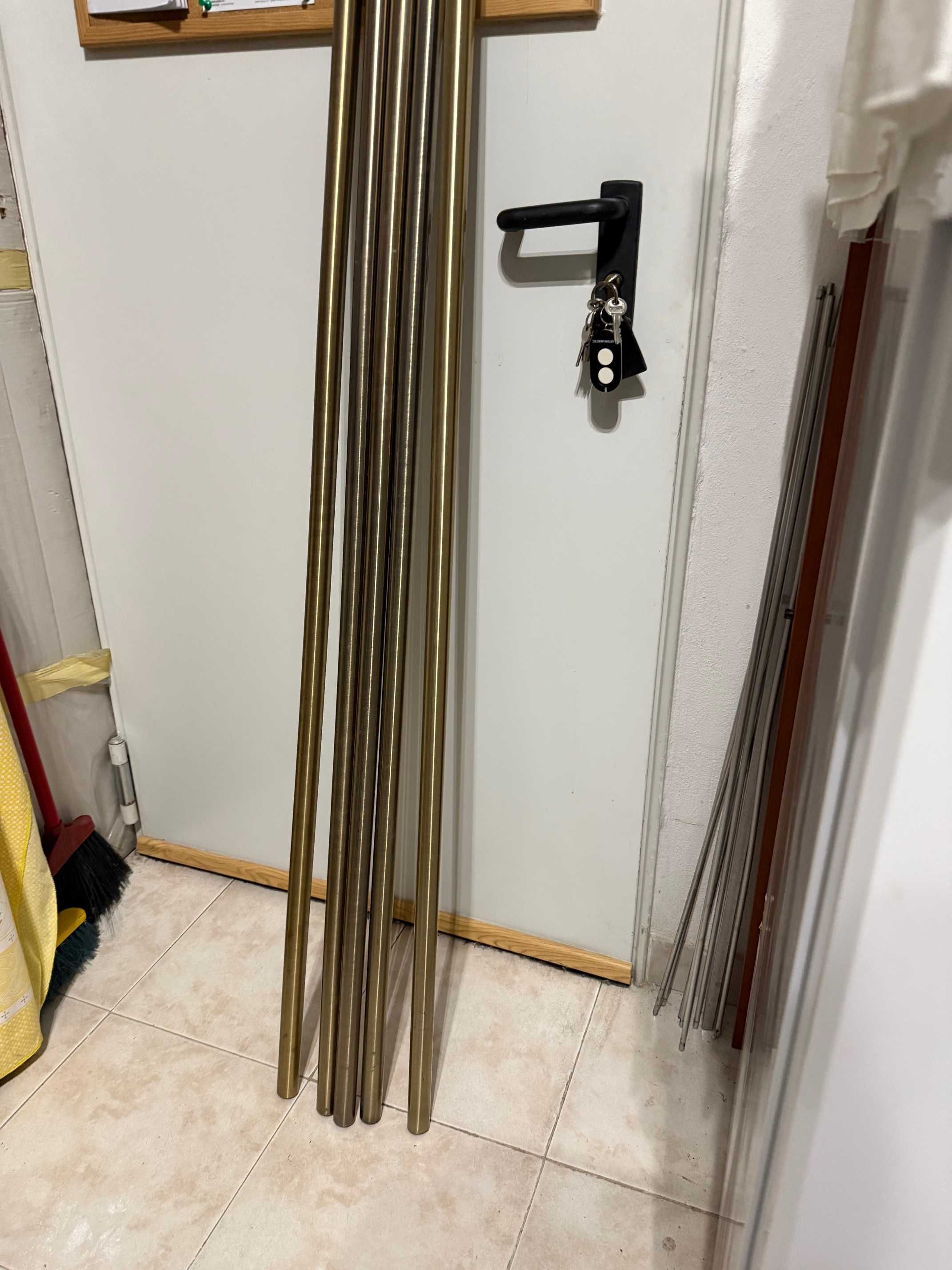 Conjunto de varões e suportes de metal