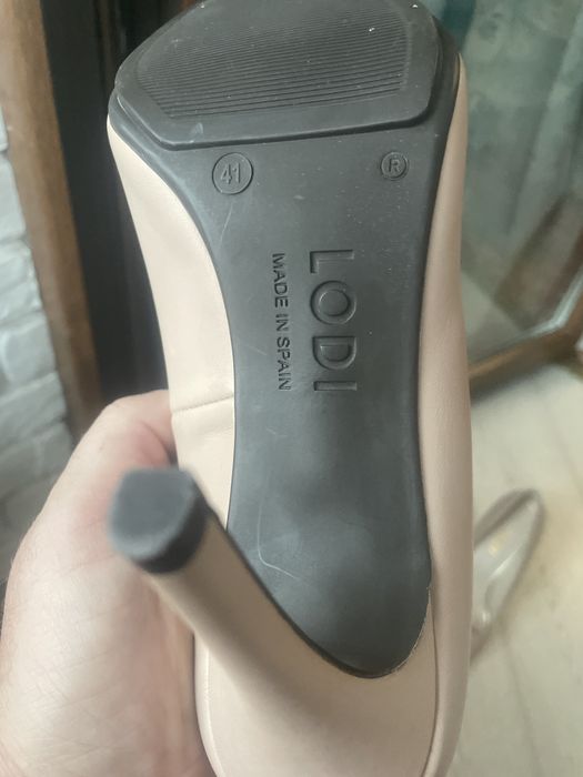 Это туфли-лодочки от испанского бренда Lodi