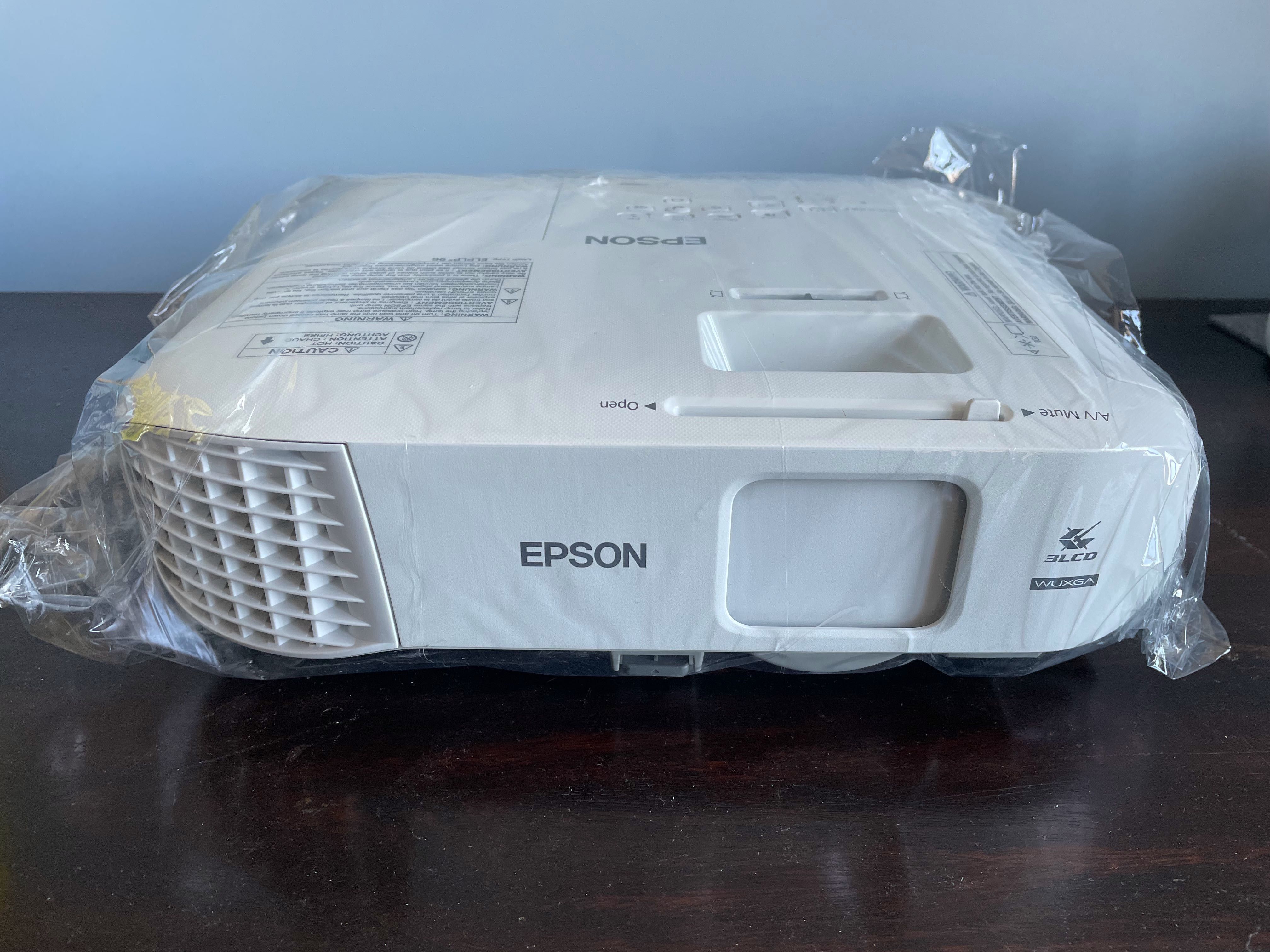 EPSON EB-990U + uchwyt sufitowy + ekran ręcznie rozwijany + HDMI