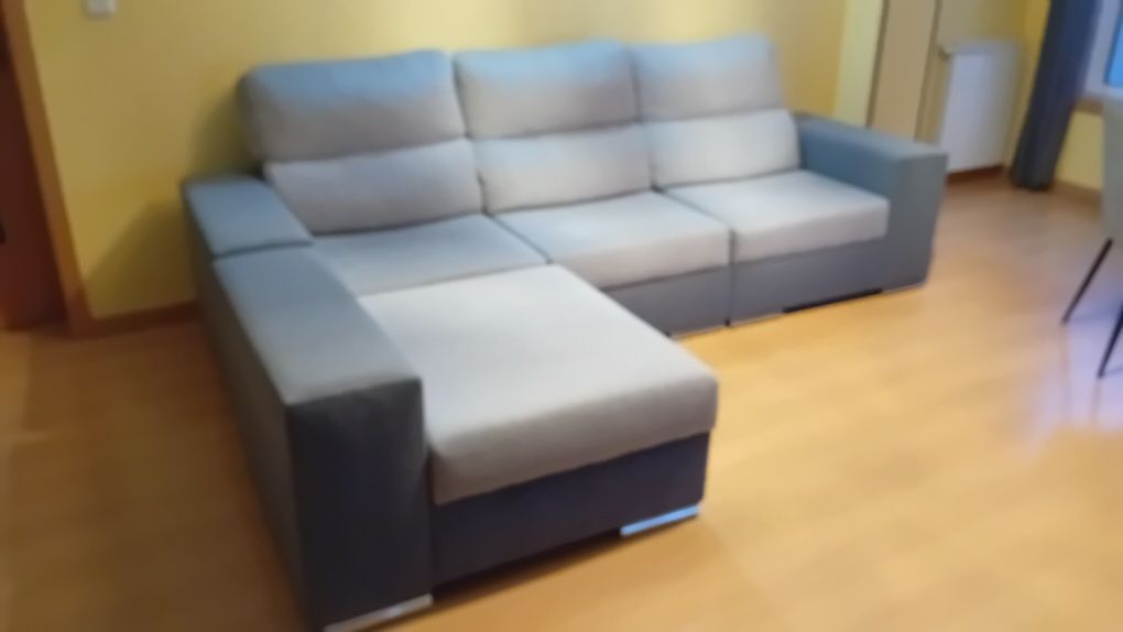 Sofá em tecido cinzento
