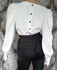 Elegancka biała bluzka koszulowa z bufiastymi rękawami atłasowa