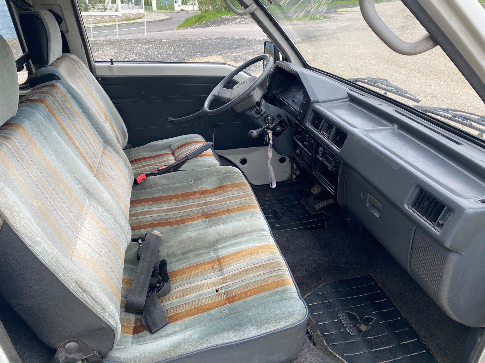 Mitsubishi L300 9 LUGARES