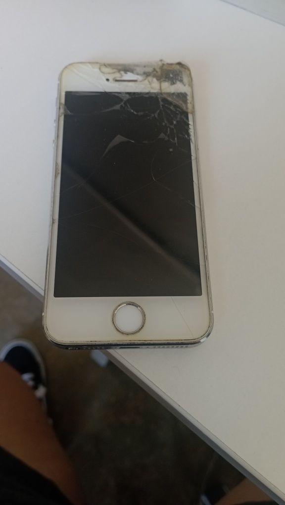 iPhone 5S com ecrã partido
