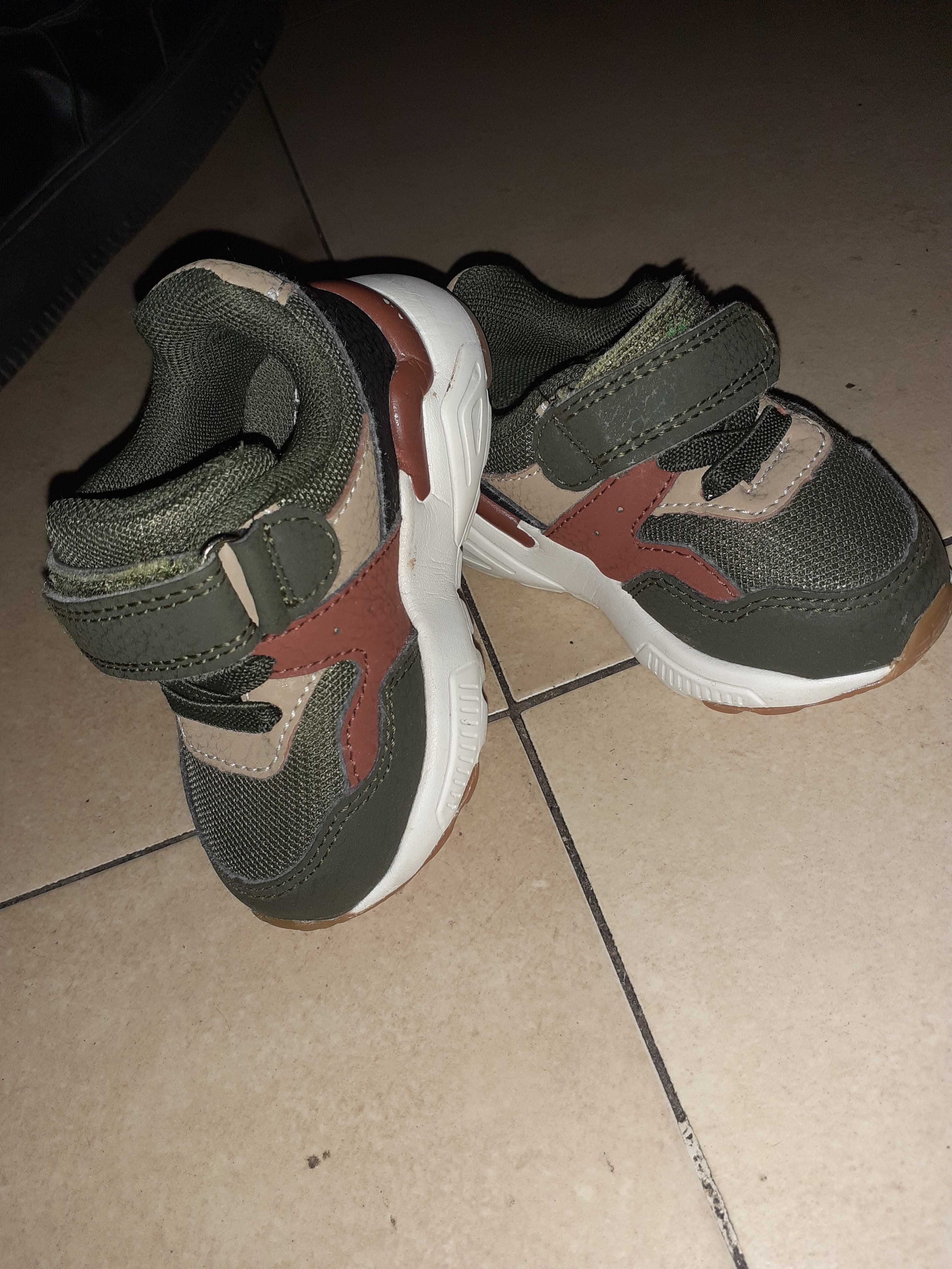 Tenis de menino ,verde Tropa ,creme e Bordon .Pouco uso .