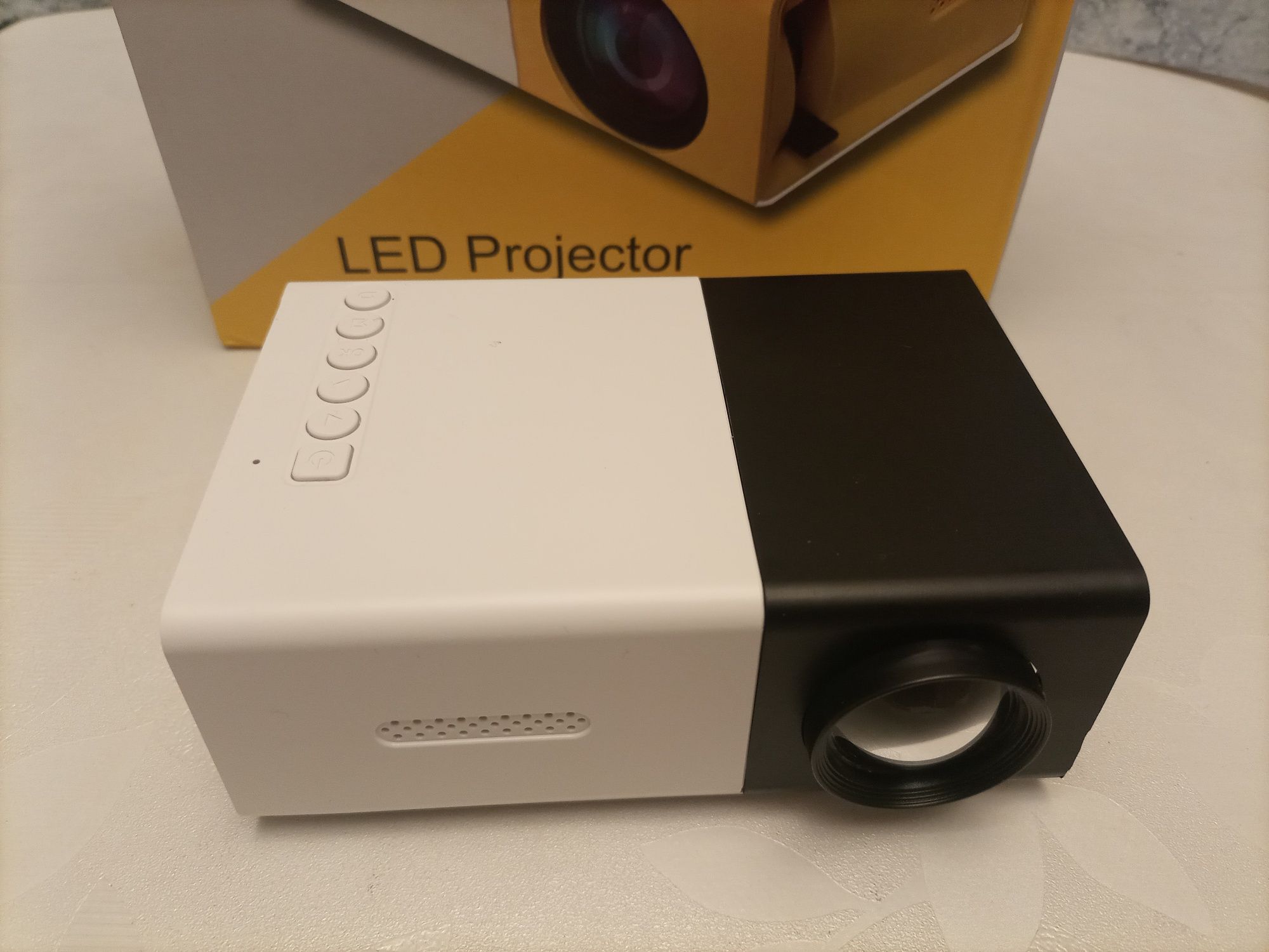 Mini projektor LED kieszonkowy nowy