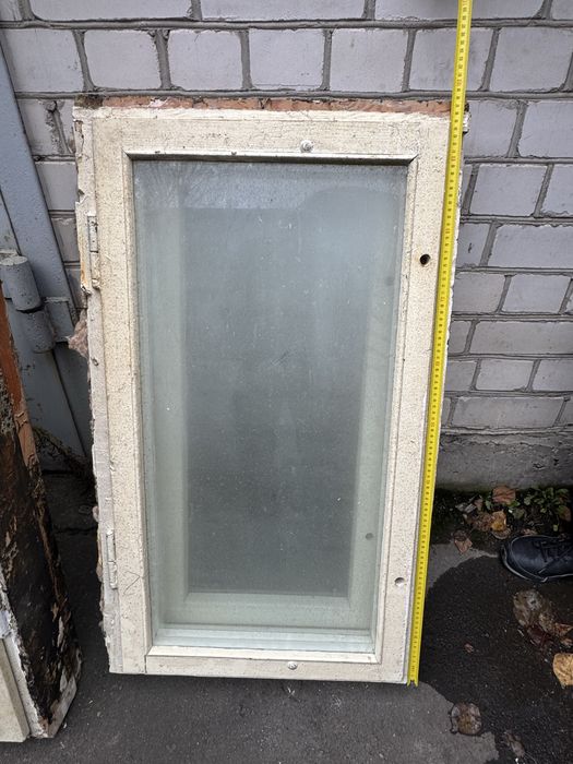 Деревянні вікна двері повійні з рамою.