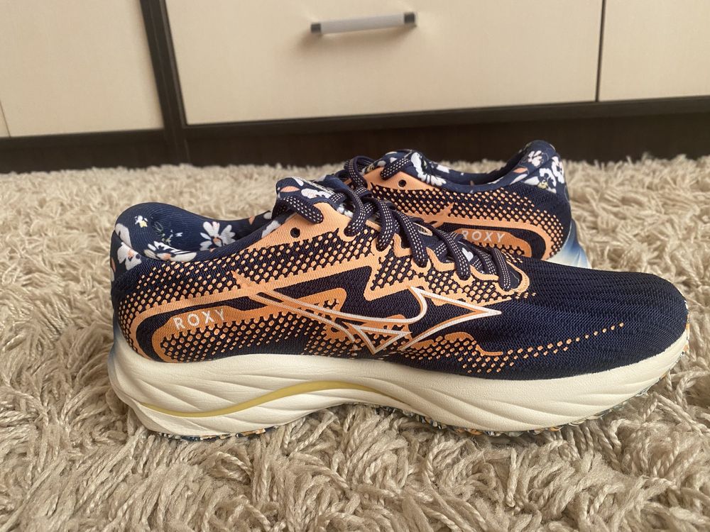 Бігові кросівки Mizuno Wave Rider 27 x Roxy