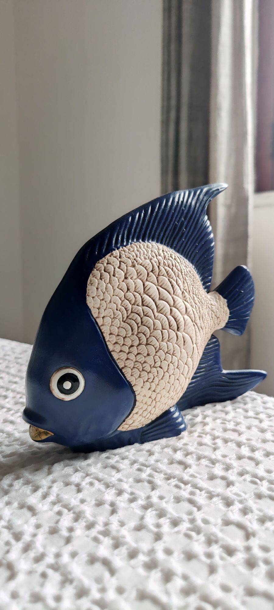 Bibelot decorativo peixe de cerâmica - azul, bege e amarelo