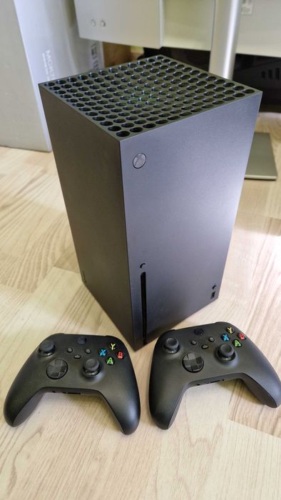 Konsola Microsoft Xbox Series X 1TB RRT-00010 + 2 pady + voucher