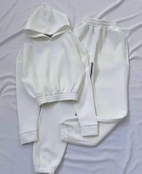 Базовий біли костюм